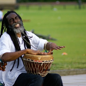 Уроки на акустических барабанах